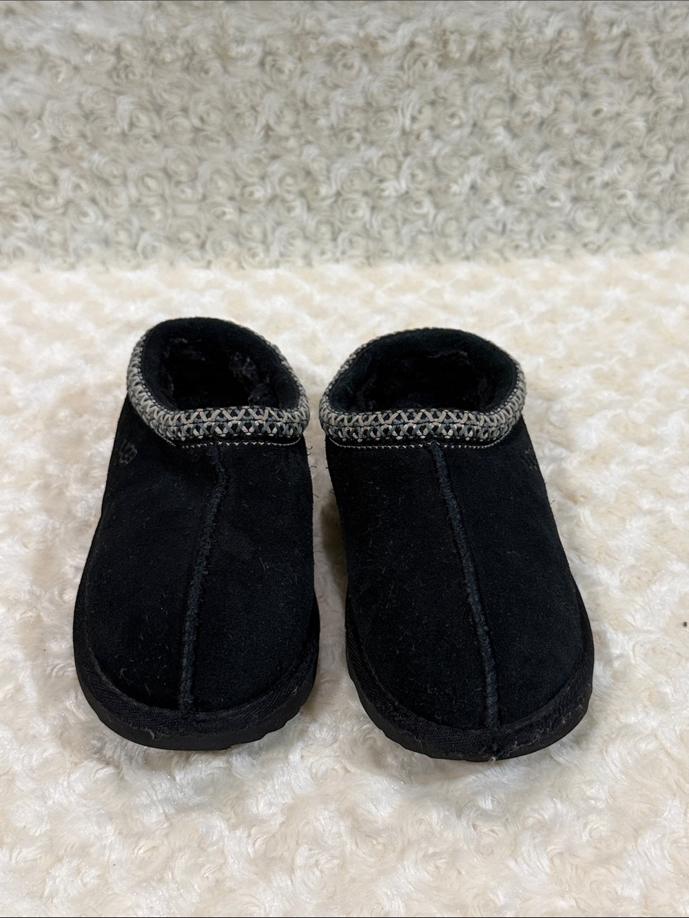 UGG Neumel Kids Black Slip-On Cozy Slippers, sz 1 for little girl